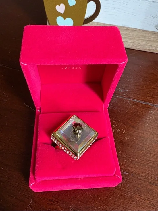 Kurt Geiger all crystal ring in a size 8 very sparkly &shinny crystals all over - Picture 4 of 16